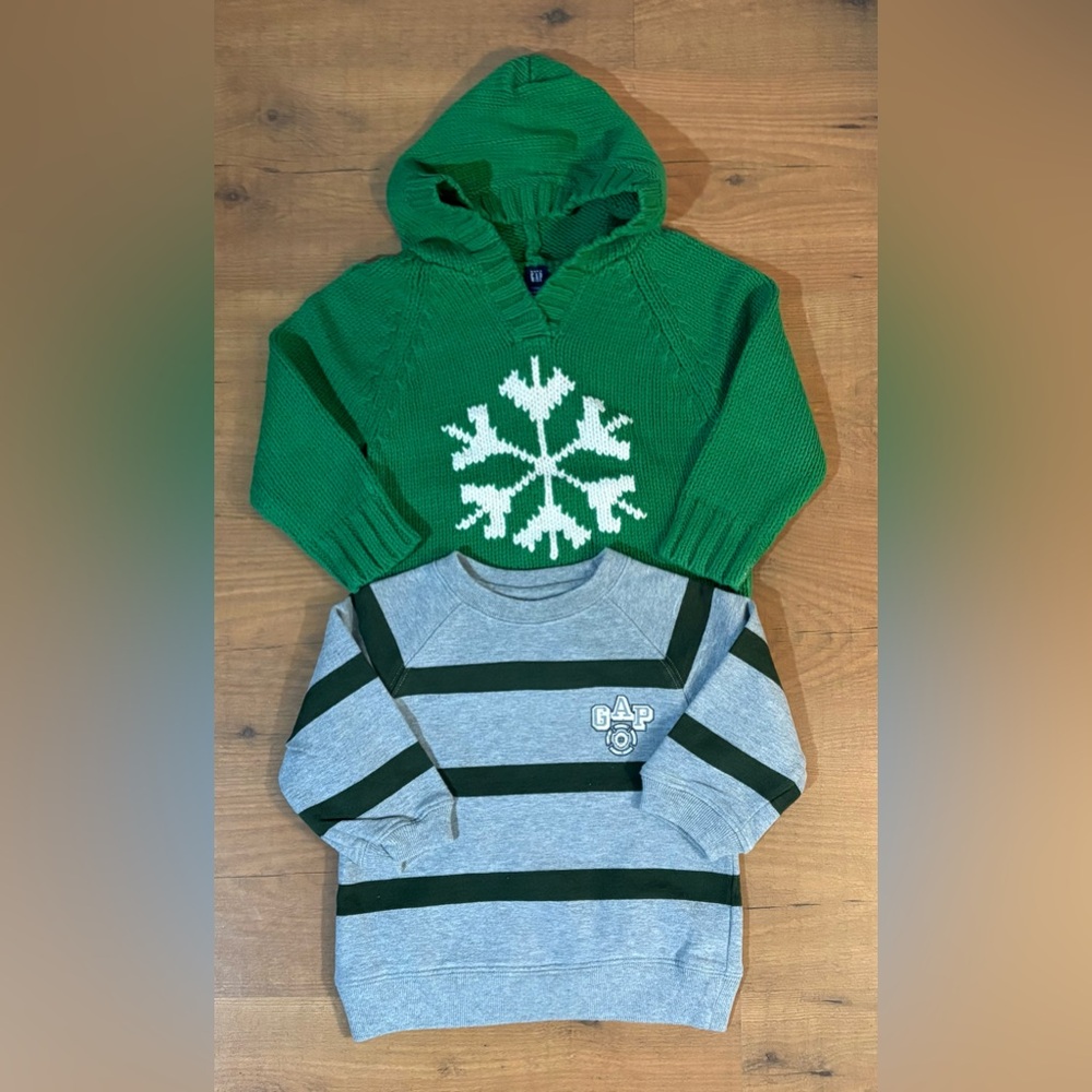 GAP Green Snowflake Hoodie and Gray Striped Sweater 12-18M
Kids Bundle (2 pcs)